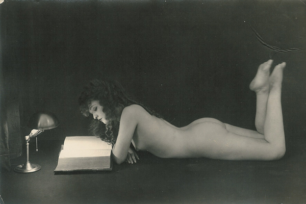 woman-naked-reading